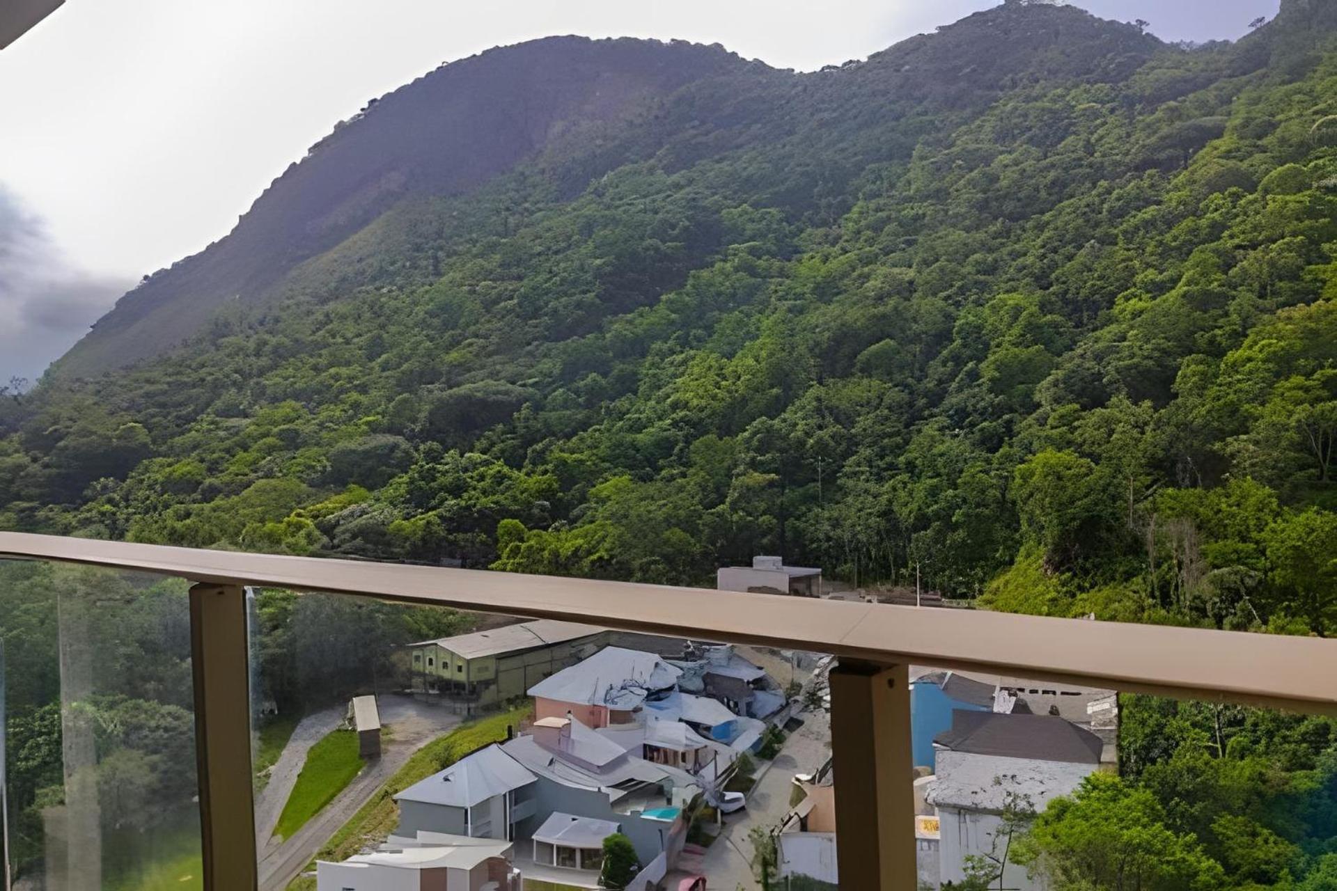 Refugio Urbano Com Vista Para A Montanha E Varanda